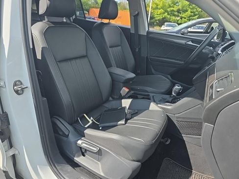 Used 2023 Volkswagen Tiguan SE w/ Panoramic Sunroof Package FWD image 6