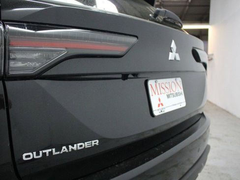 New 2026 Mitsubishi Outlander ES image 4