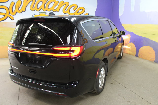 Used 2026 Chrysler Pacifica Select FWD image 8