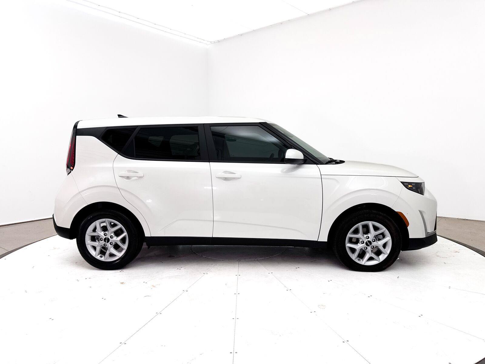 Used 2025 Kia Soul LX w/ LX Technology Package FWD image 38