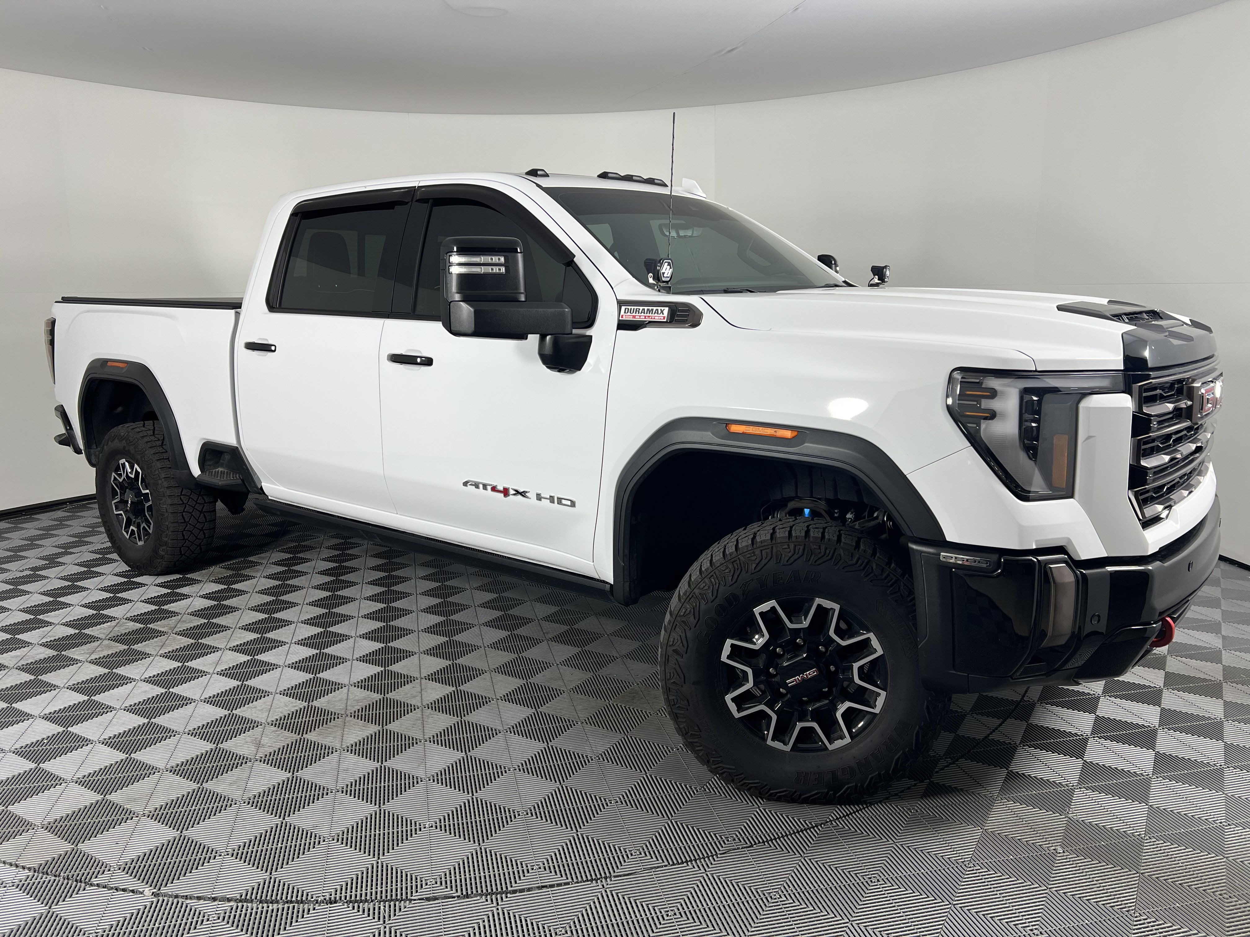 Used 2024 GMC Sierra 2500 AT4X AWD/4WD image 2