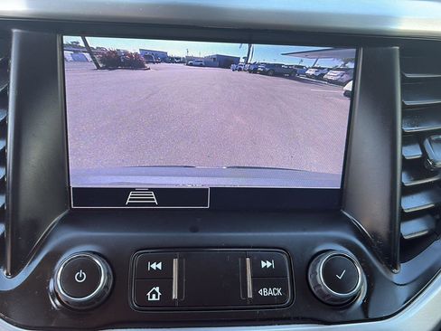 Used 2023 GMC Acadia SLE image 19