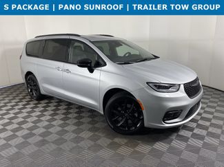 New 2026 Chrysler Pacifica Limited w/ S Appearance Package image 1