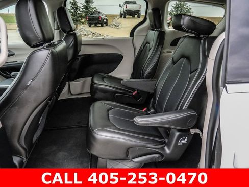 Used 2024 Chrysler Pacifica Touring-L AWD/4WD image 21