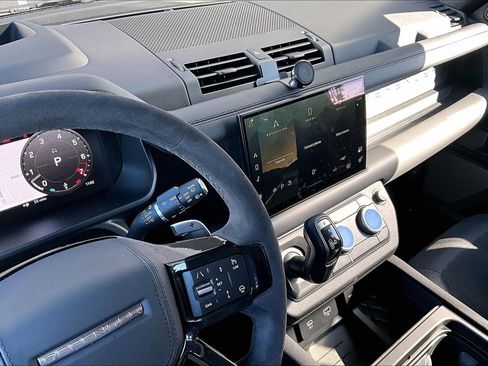 Used 2023 Land Rover Defender 110 V8 image 32