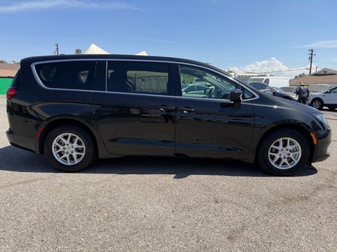 Used 2020 Chrysler Voyager LX FWD image 4