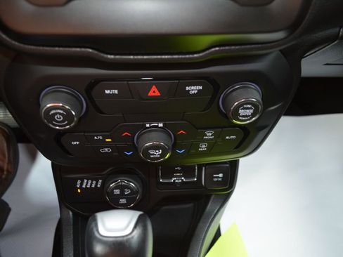 Used 2018 Jeep Renegade Trailhawk w/ Cold Weather Group II image 22