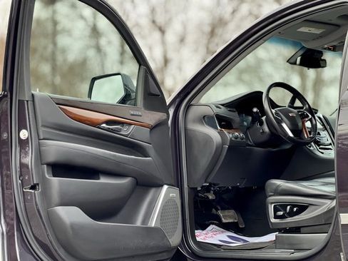 Used 2018 Cadillac Escalade ESV Luxury image 9