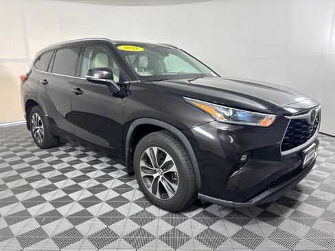 Used 2021 Toyota Highlander XLE AWD/4WD image 38
