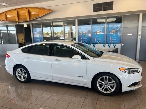 Used 2018 Ford Fusion SE w/ Equipment Group 602A FWD image 4