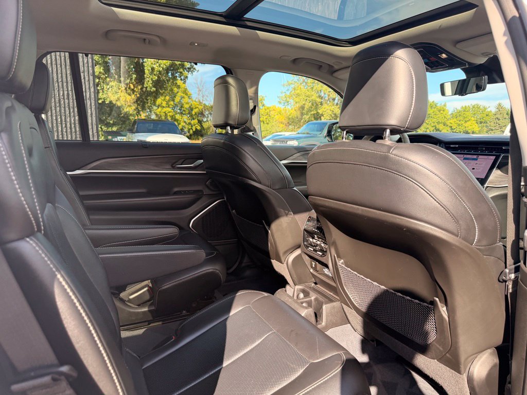 Used 2023 Jeep Grand Cherokee L Limited w/ Luxury Tech Group II AWD/4WD image 28