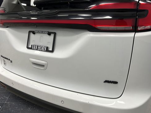 Used 2022 Chrysler Pacifica Touring-L w/ S Appearance Package AWD/4WD image 40