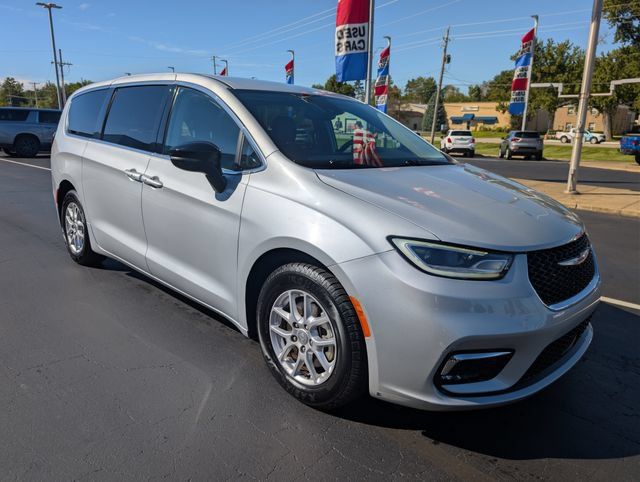 Used 2024 Chrysler Pacifica Touring-L FWD image 7