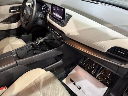 Certified 2025 Nissan Rogue SV image 27