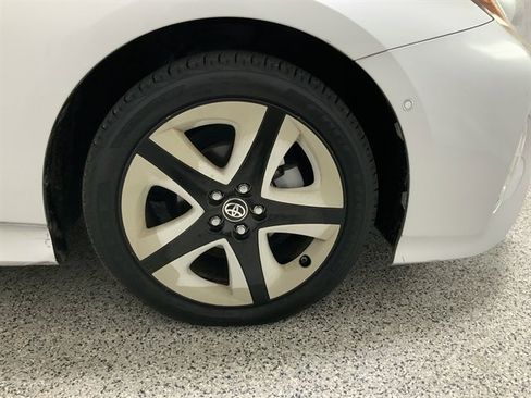 Used 2018 Toyota Prius Three image 12