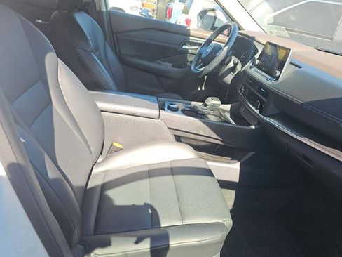 Used 2023 Nissan Rogue SV w/ SV Premium B Package image 4