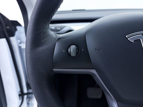 Used 2022 Tesla Model Y Long Range image 26