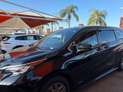 Used 2021 Toyota Sienna LE FWD image 6