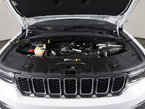 Used 2023 Jeep Grand Cherokee Laredo AWD/4WD image 18