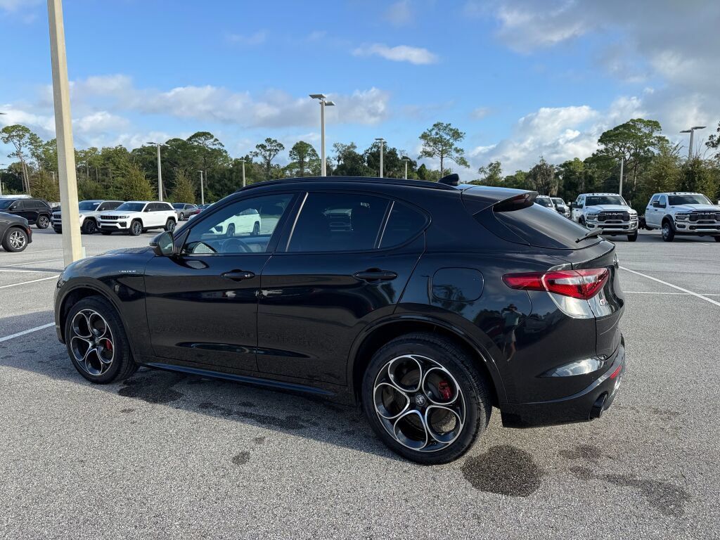 Used 2023 Alfa Romeo Stelvio Veloce AWD/4WD image 5