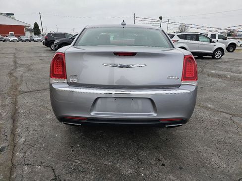 Used 2017 Chrysler 300 C image 32