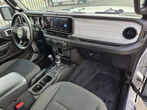 Used 2024 Jeep Gladiator Sport image 13