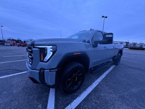 Used 2024 GMC Sierra 2500 AT4 w/ AT4 Preferred Package image 4
