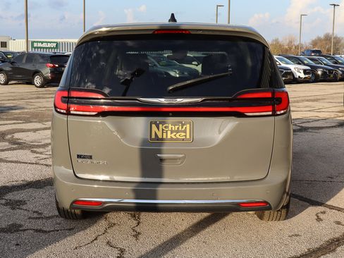 Used 2023 Chrysler Pacifica Touring-L image 5