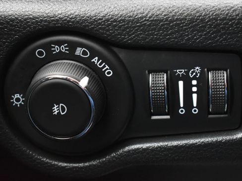 Used 2025 Chrysler Pacifica Select FWD image 19