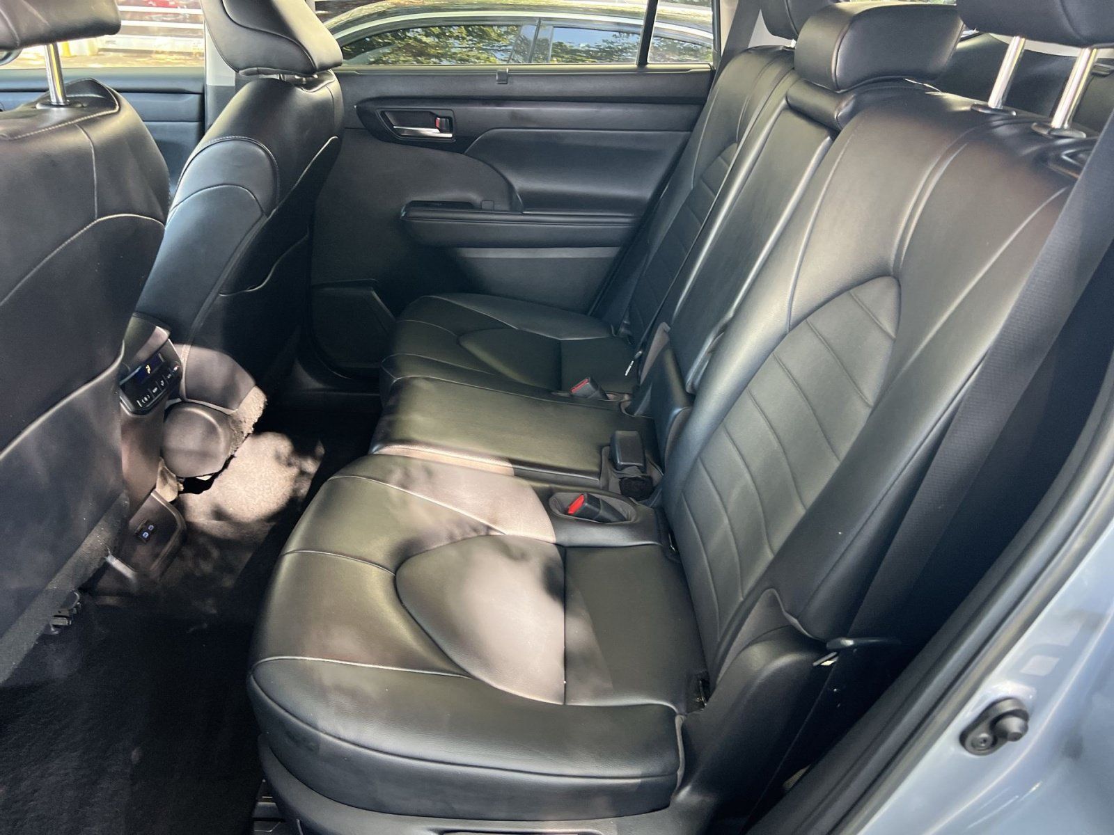 Used 2022 Toyota Highlander XLE AWD/4WD image 23