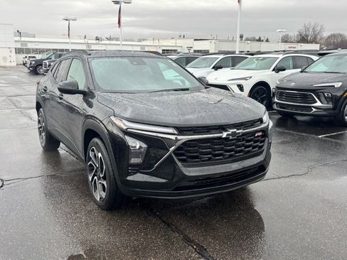 Certified 2025 Chevrolet Trax RS w/ Sunroof Package image 2