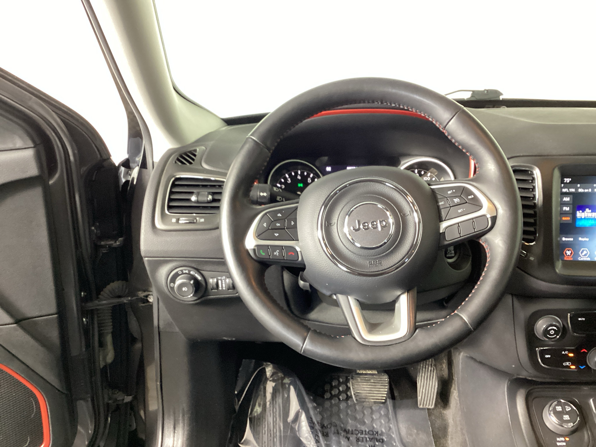 Used 2018 Jeep Compass Trailhawk w/ Leather Interior Group AWD/4WD image 18
