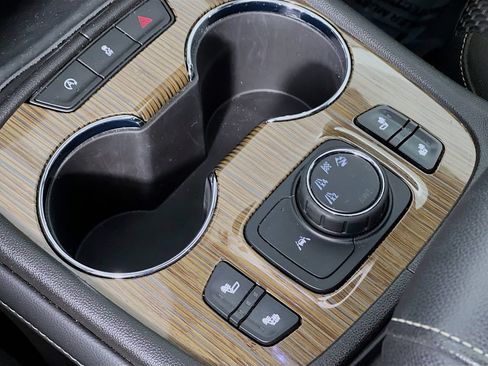 Certified 2023 GMC Acadia SLE w/ Infotainment Package image 19