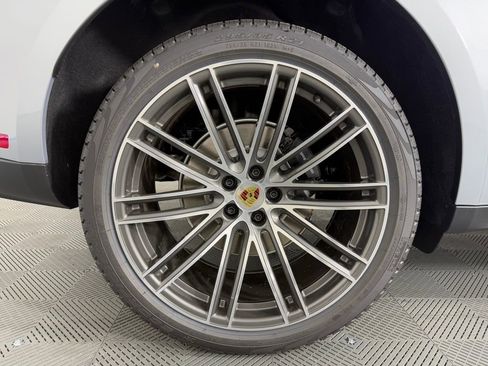 Certified 2026 Porsche Macan AWD/4WD image 13