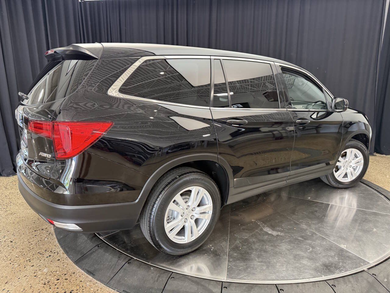 Used 2017 Honda Pilot LX image 9