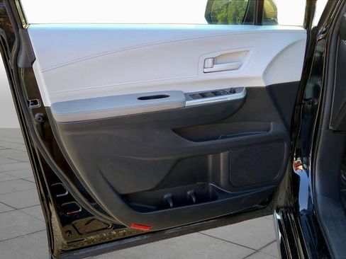 Used 2025 Toyota Sienna LE FWD image 19