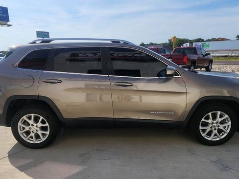 Used 2017 Jeep Cherokee Latitude w/ Comfort & Sound Group FWD image 7