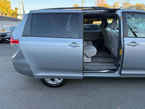 Used 2013 Toyota Sienna LE FWD image 47