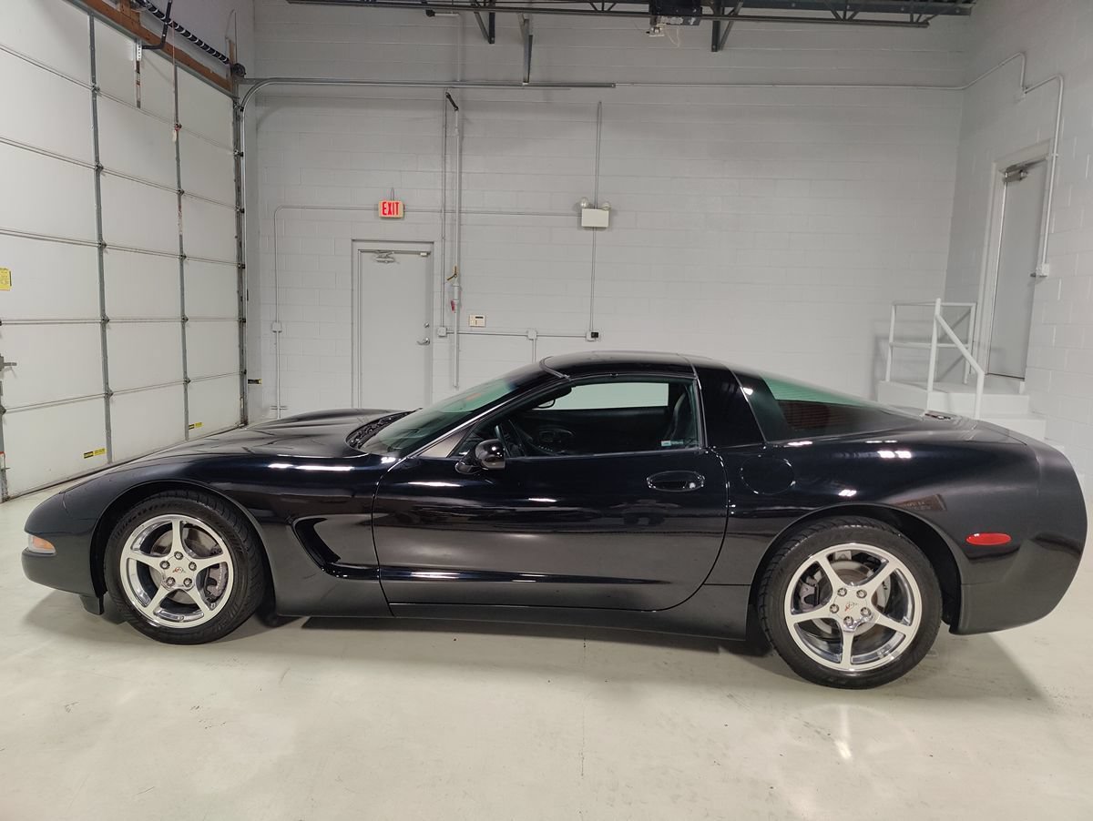 Used 2004 Chevrolet Corvette Coupe w/ Preferred Equipment Group RWD image 19