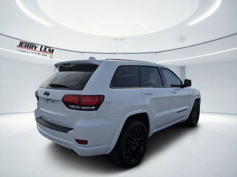 Used 2022 Jeep Grand Cherokee Laredo X RWD image 3