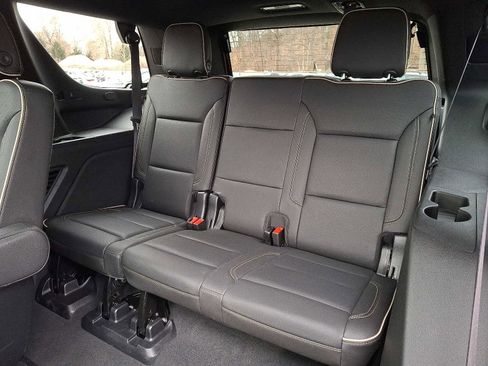 Used 2022 GMC Yukon SLT w/ SLT Premium Package image 11