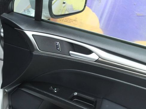 Used 2018 Ford Fusion SE w/ Equipment Group 202A FWD image 9