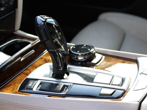 Used 2014 BMW 750Li image 26