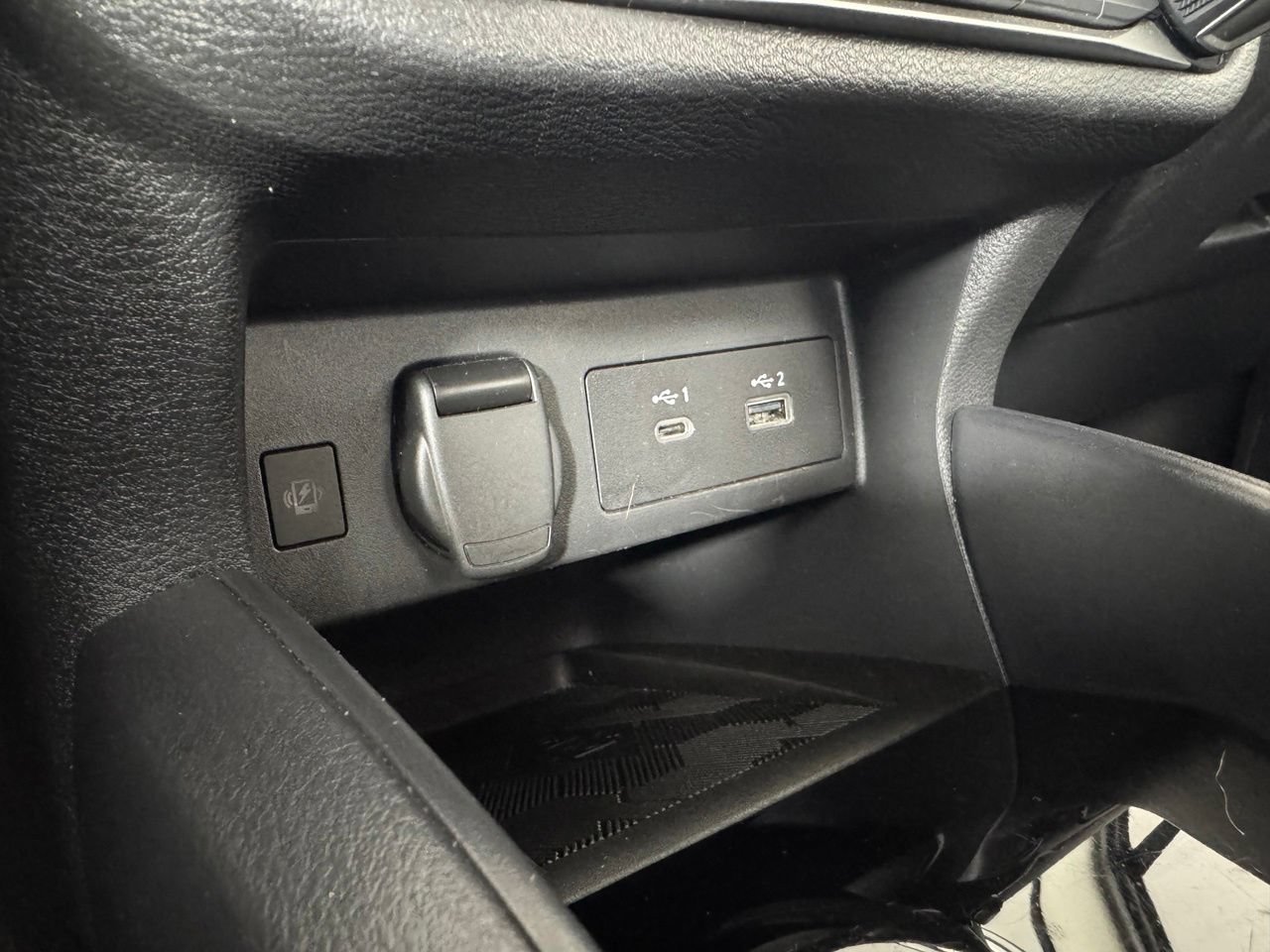 Used 2025 Nissan Versa SR w/ Trunk Package FWD image 25