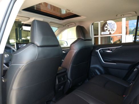 Used 2019 Toyota RAV4 Limited image 13