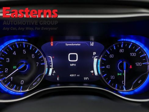 Used 2024 Chrysler Pacifica Touring-L image 23