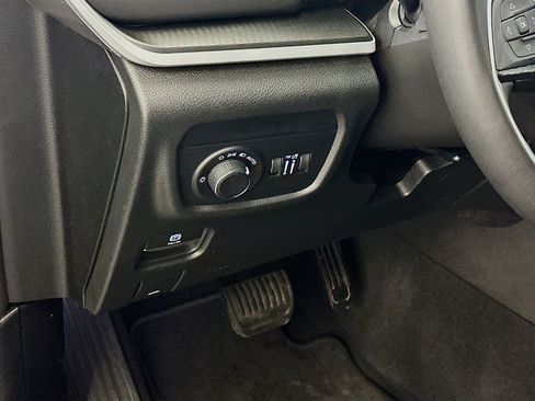 Used 2025 Jeep Grand Cherokee Altitude image 17