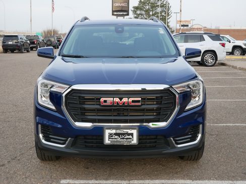 Used 2023 GMC Terrain SLE w/ Driver Convenience Package image 4