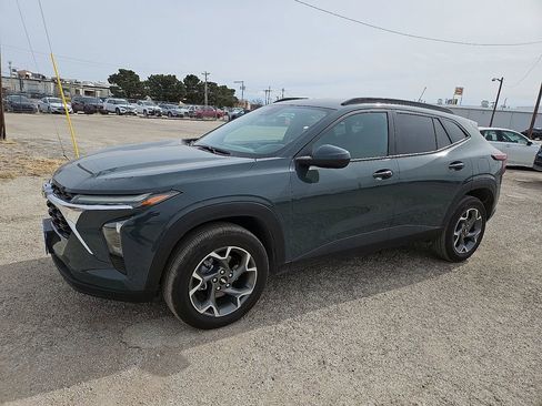 Used 2025 Chevrolet Trax LT image 2