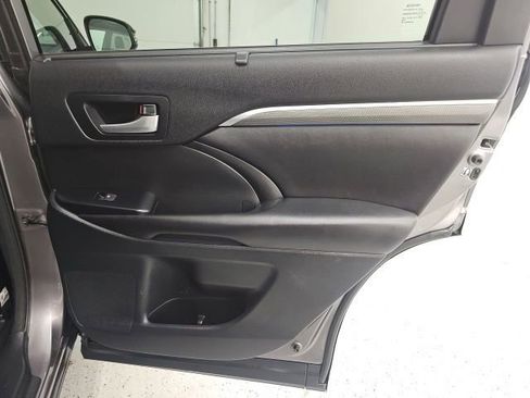 Used 2018 Toyota Highlander SE image 35
